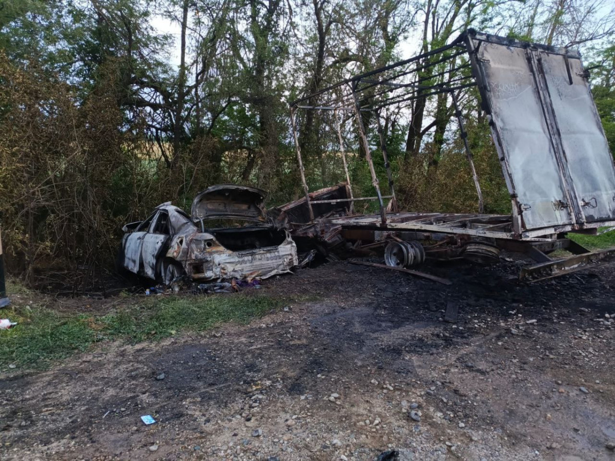 Водитель иномарки погиб после столкновения с грузовиком и последующим возгоранием на Ставрополье