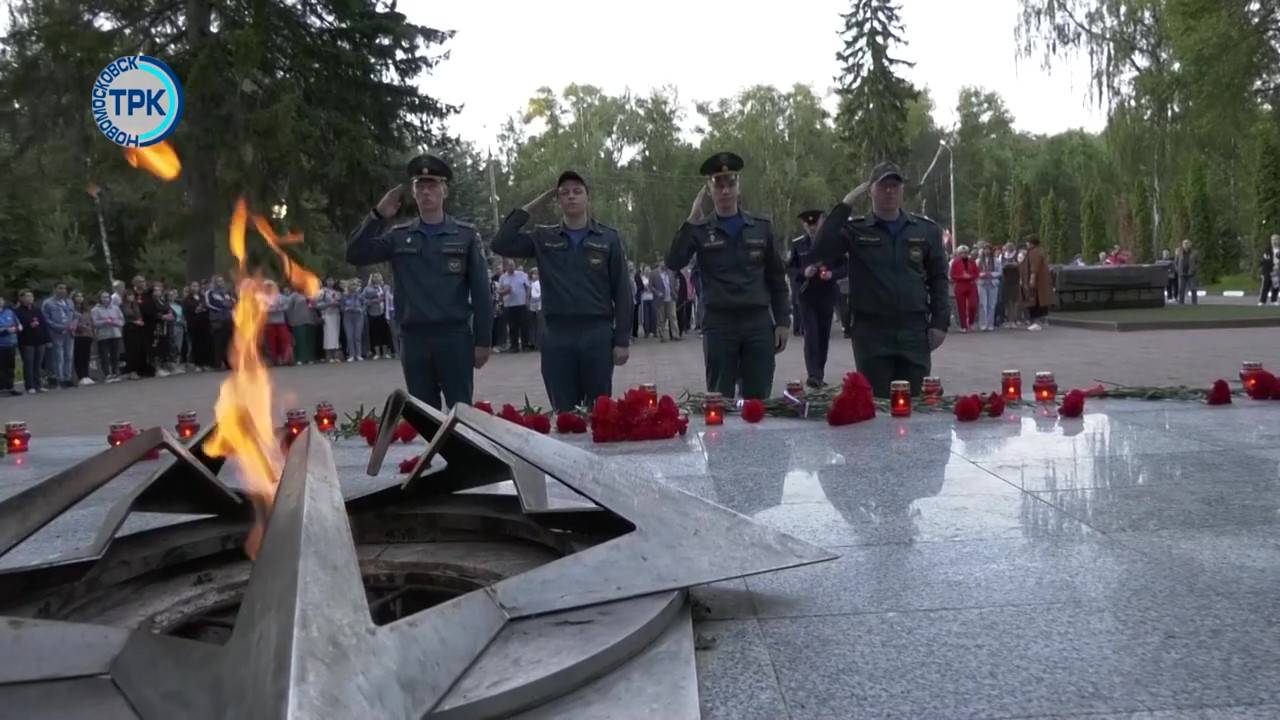 Новомосковские огнеборца возложили цветы в День памяти и скорби