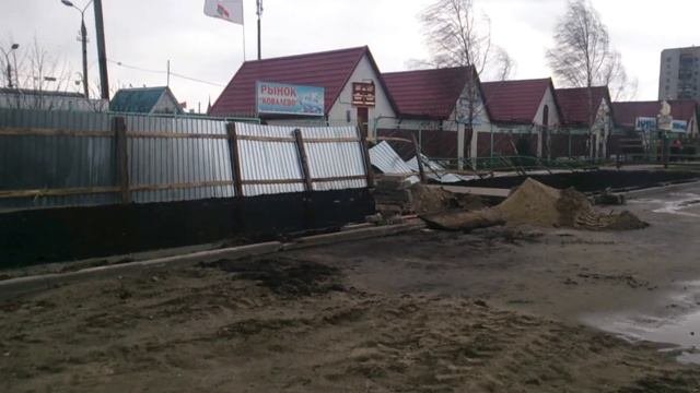 В Бресте на стройке ветром подняло листы металла. Циклон Ев