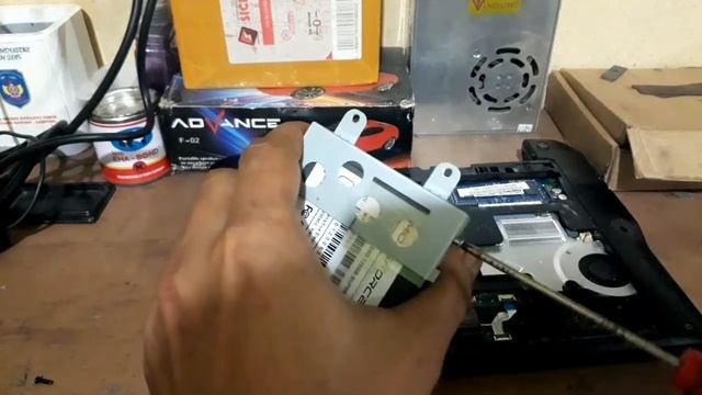 How To Change Hard Drive To Ssd // Acer Aspire One 756