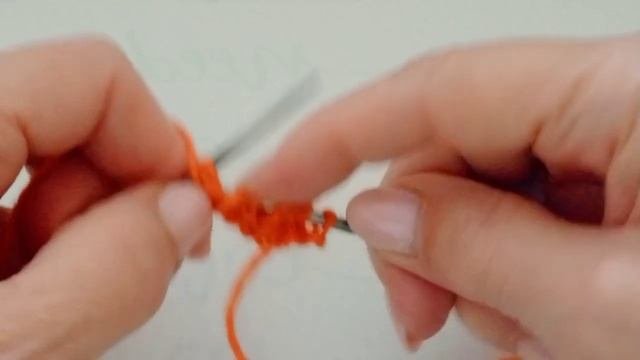 Красивый рельефный узор спицами поворотными и круговыми рядами.
