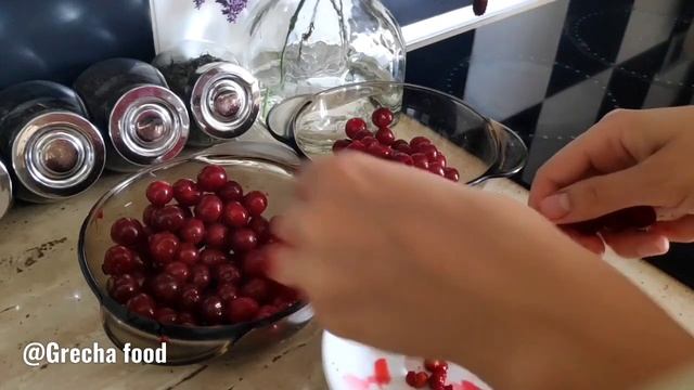 Вишня останется без косточки за считанные секунды / Cherry will be pitted in seconds