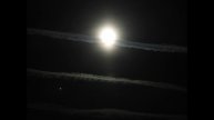 Луна на фоне жудких и огромных ХИМТРЕЛОВ ИЛИ ХИМИОТРАСС