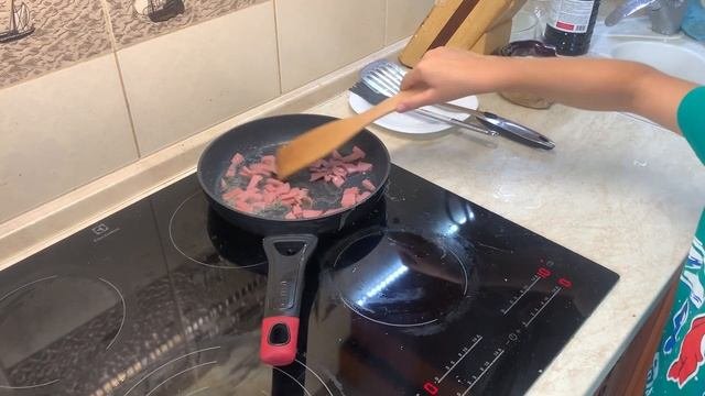 Как приготовить вкусную яичницу с колбасой