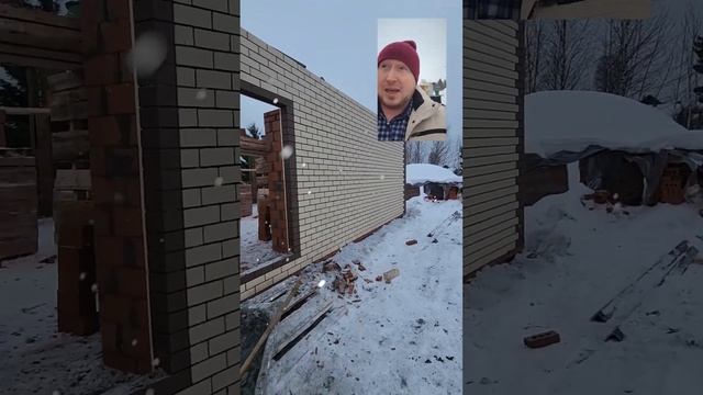 строим  полутораэтажный дом из кирпича на краю участка зимой
