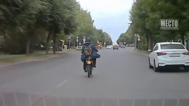 Непредсказуемая езда мопедиста
