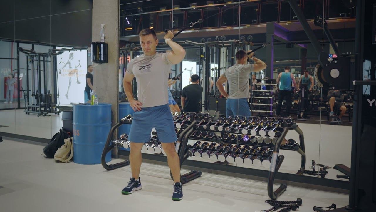 Сгибания на бицепс в верхнем блоке обратным хватом Biceps cable curl reverse grip
