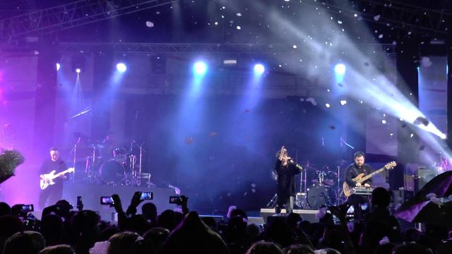 Песня "Когда разводят мосты". Поёт Эмма М. День города. Владивосток 29.06. 2019 г.