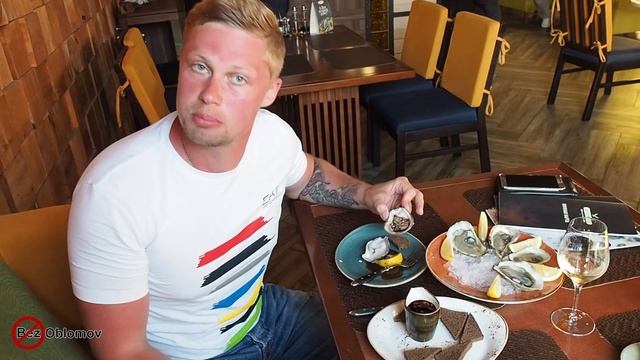 Едим и "увлажняем" девушку в местном ресторане | часть 5