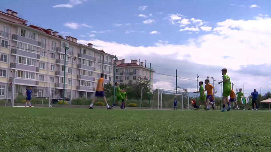 В "Сириусе" проходит футбольный турнир среди детей, оставшихся без родителей
