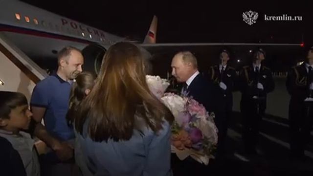 Кадры встречи Путина и вернувшихся после обмена россиян у трапа самолета