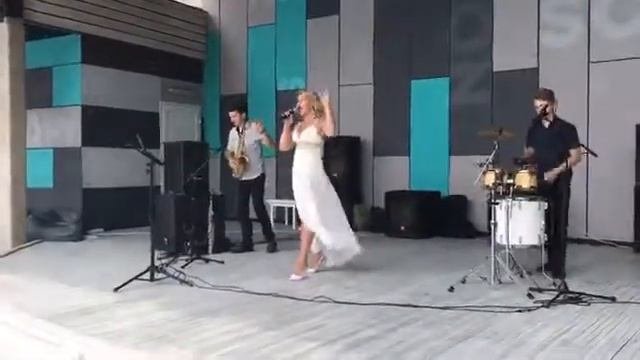 Выступление группы Chilli Трио у Олимпийского бассейна отеля Ялта Интурист