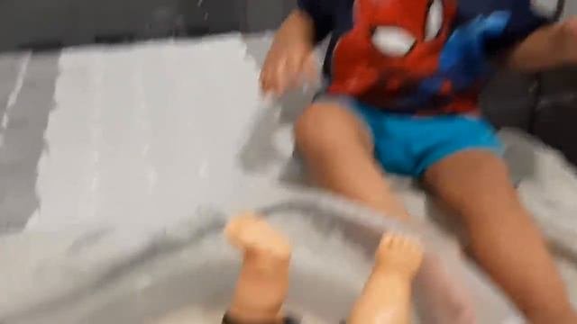Efe ile yusuf emir oyuncak bebek alinin banyosunu yaptırdı.