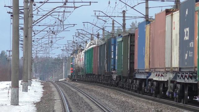 "Зелень" ВЛ11М-378/379А с грузовым поездом следует по перегону Шатура-Авсюнино