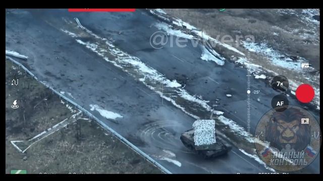 Танк Т-80БВ ВС РФ выдержал попадание FPV-дрона