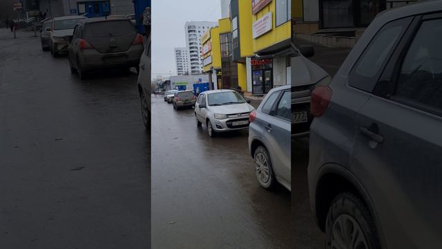 Размещение прицепов с рекламой на бесплатных парковках Москвы ущемляет права автомобилистов #shorts