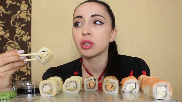 ТРУД БАБУШКИ ОБЕСЦЕНИЛСЯ 😕/ Суши 🍣 Роллы Mukbang Ayka Emilly