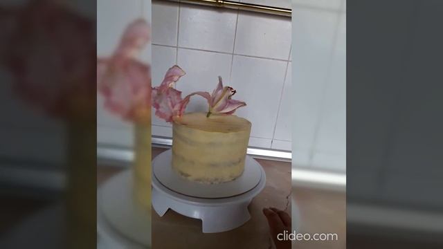 Торт "Рафаэлло" с декором из рисовых парусов и цветка лилии.