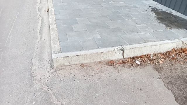 Зачем так размещать газовую трубу в г. Горишние Плавни, прямо на тротуаре? А как же пешеходы?