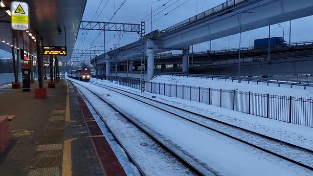 ТЭП70БС-039 следует с составом поезда Москва-Рыбинск на Восточный вокзал