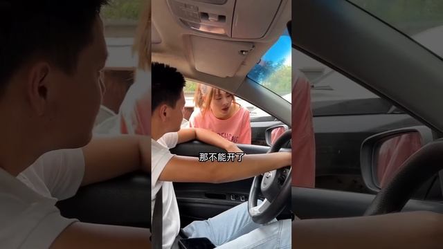 小阿蘭被叫去幫忙推車，原來是車子掛上檔不會走了，小阿蘭直接在路邊開始修＃修車【小阿蘭修車】