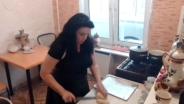 Пеку ? хлеб .Салат с капусты,мяса и картофеля.