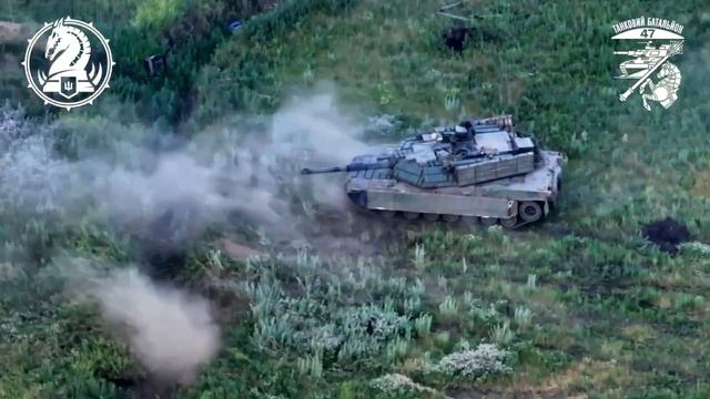 Украинский M1A1SA Abrams,щедро обмазанный плитками ДЗ"Контакт-1"на крыше корпуса,лбу и бортах башни