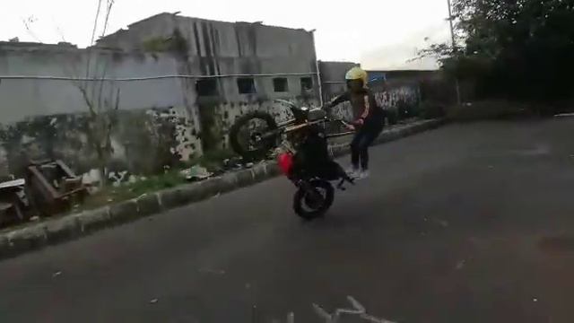 Wheelie honda CRF 150 L  ( bore up )dengan knalpot GP7 Ballistic RS series Only For Race
