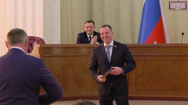 По поручению Главы ДНР вручил медали депутатам Народного Совета ДНР