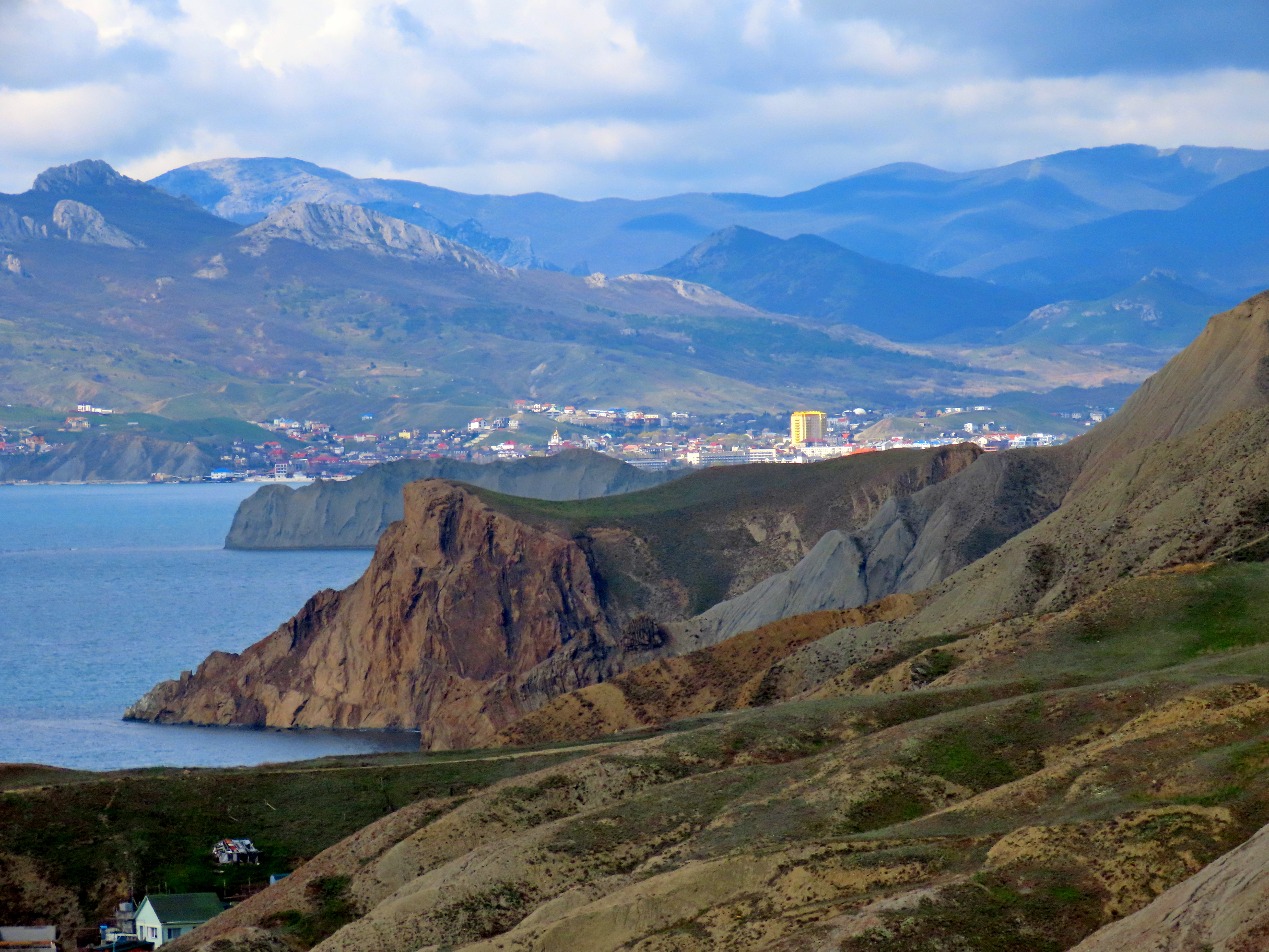 Красивейший вид с высоты на Орджоникидзе, бухту Провато и Двуякорную бухту. Крым