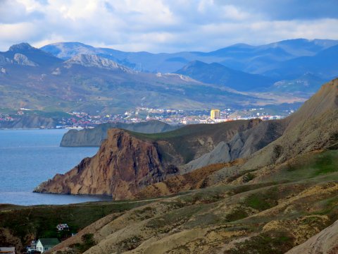 Красивейший вид с высоты на Орджоникидзе, бухту Провато и Двуякорную бухту. Крым