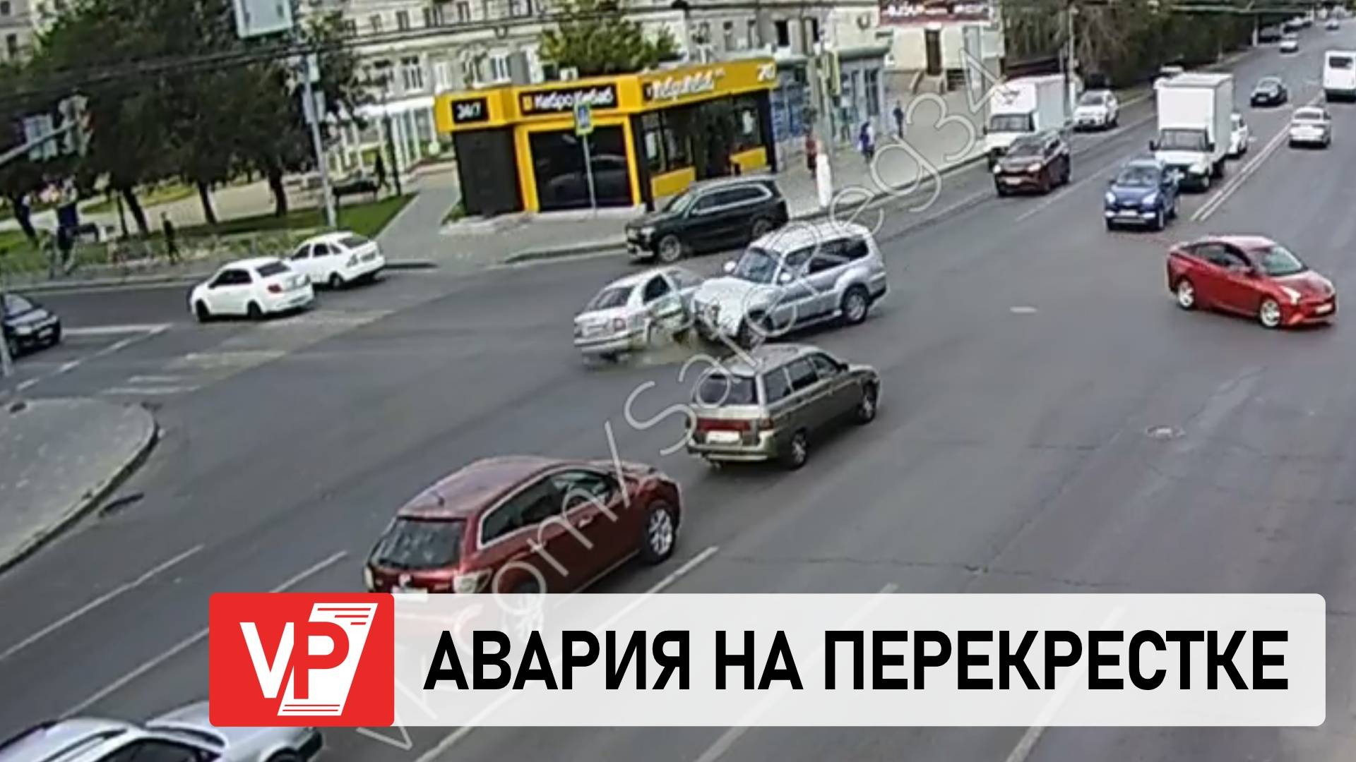 НА ВИДЕО СНЯЛИ АВАРИЮ НА ПЕРЕКРЕСТКЕ В ЦЕНТРЕ ВОЛГОГРАДА