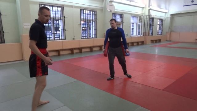 Рубящий удар рукой. Эффективен на улице, в спорте запрещён.