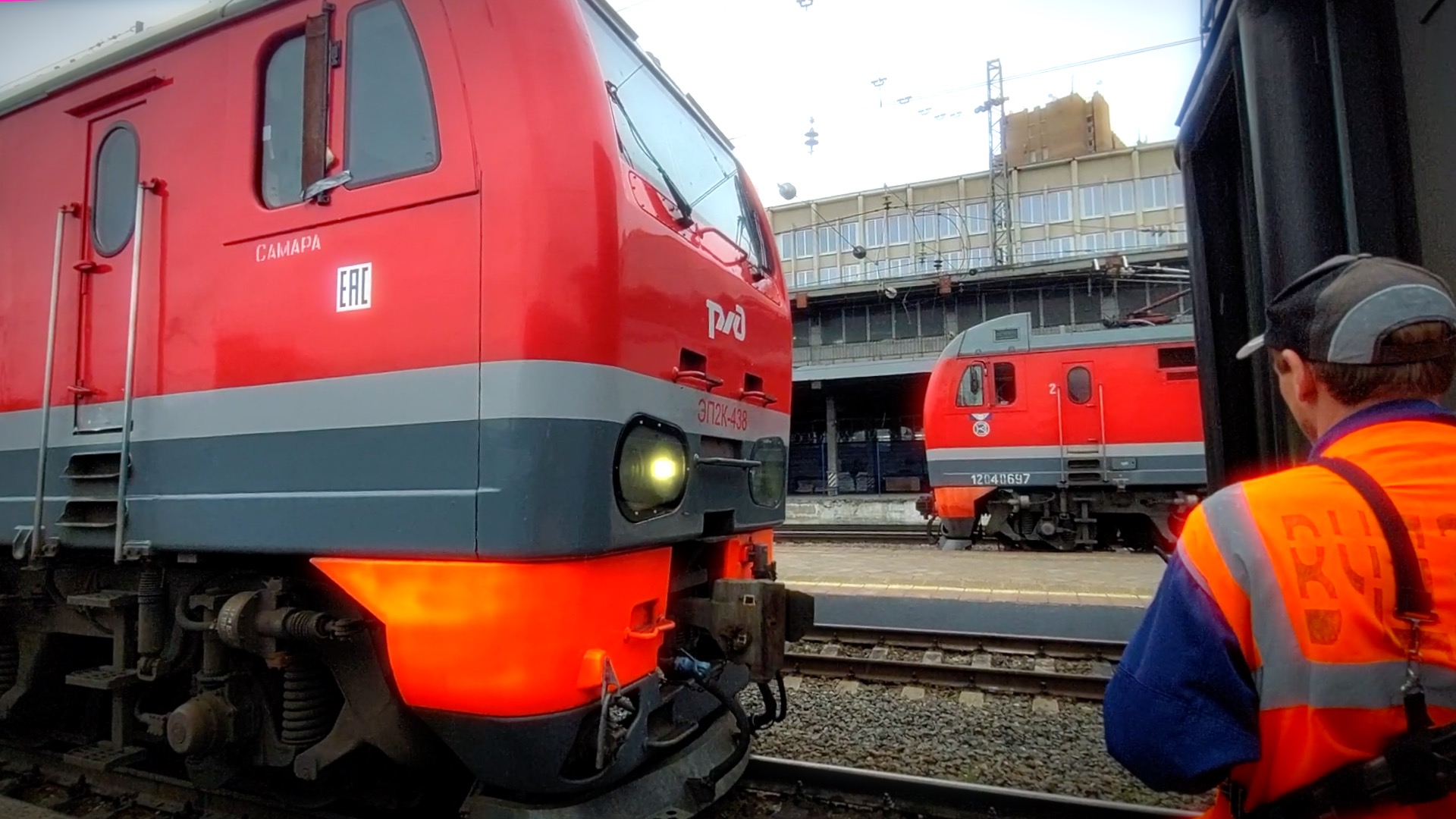 Замена локомотива у двухэтажного  пассажирского поезда / Видео про поезда и железную дорогу