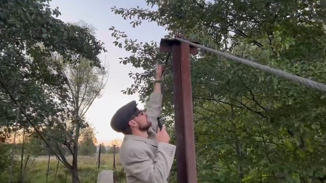 Гена Шпорт и подвесной мост в Навле