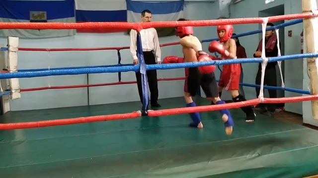 Бой Айнура. Он в красной экипировке