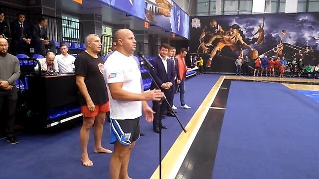 Федор Емельяненко приветствует ярославцев перед  тренировкой. Сентябрь 2017