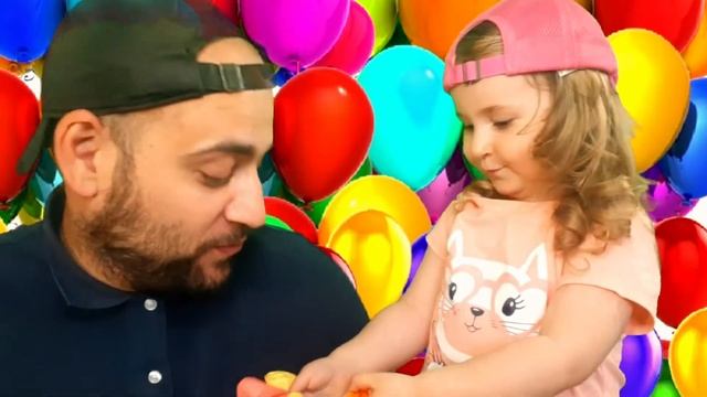 Family ? | таси и папа надувают шары | надувные шарики для детей | детские игры