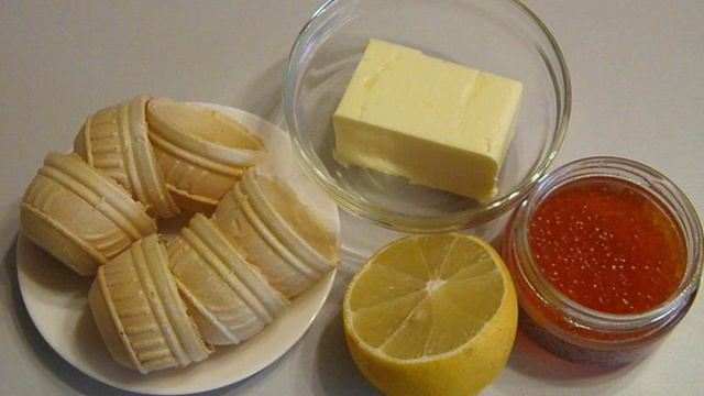 Тарталетки с икрой и лимоном