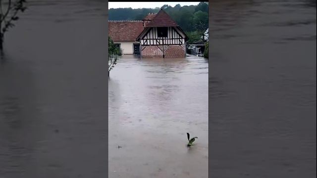 Затонул автомобиль во время наводнения во Франции
