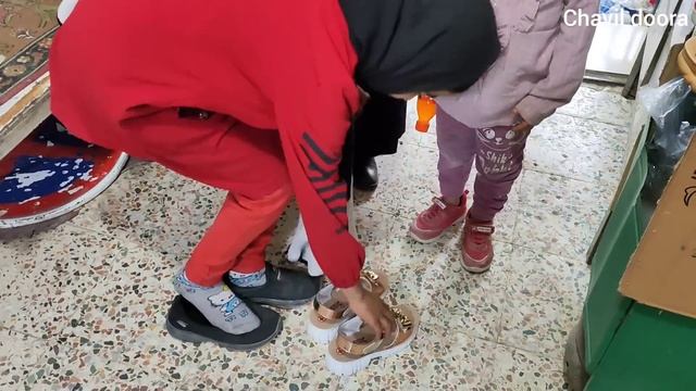 Nomadic lifestyle: Nomadic families go to the city to buy warm clothes