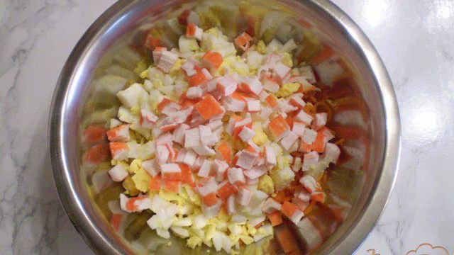 Салат к морковью и крабовыми палочками