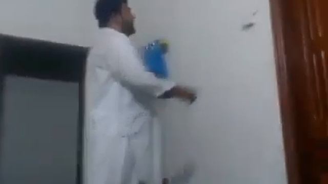 Дяденька решил починить электричество