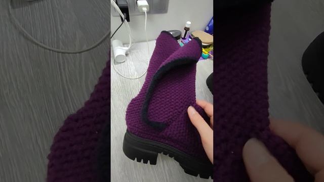 Практичные сапоги на липучке крючком.