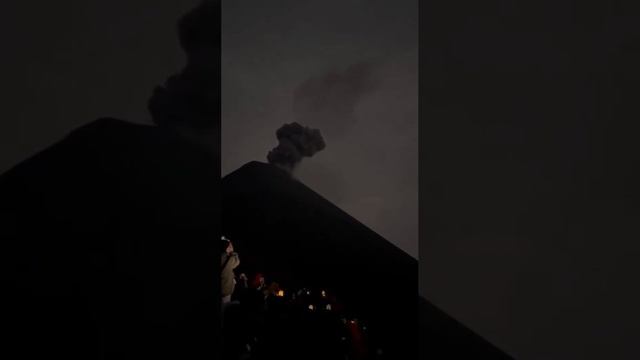 Красивейшее зрелище в Гватемале: молния ударила в вулкан прямо во время извержения