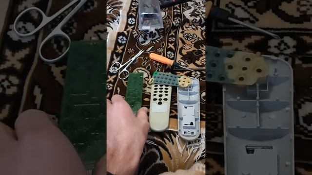 Не переключает пульт от телевизора. Не работает дистанционнка