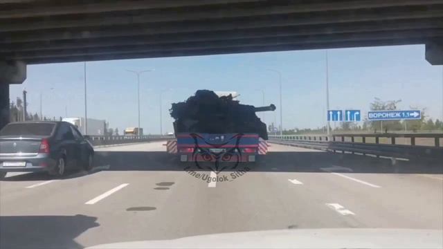 По трассе М-4 в Москву везут подбитый американский танк Абрамс.
#сво #потери #трофеи #танки