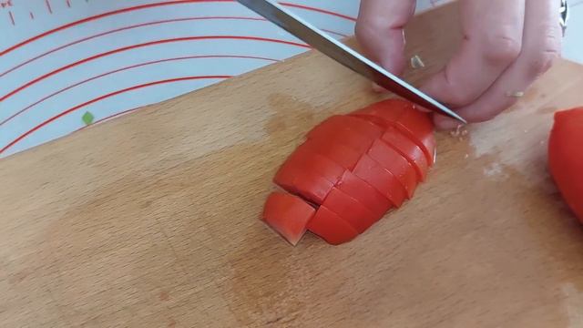 Летний салат овощной с мясом и майонезом