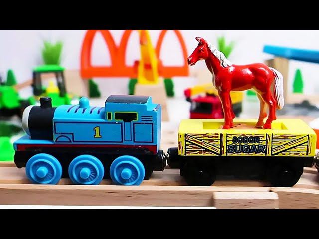 Паровозик Томас везет животных по деревянной железной дороге