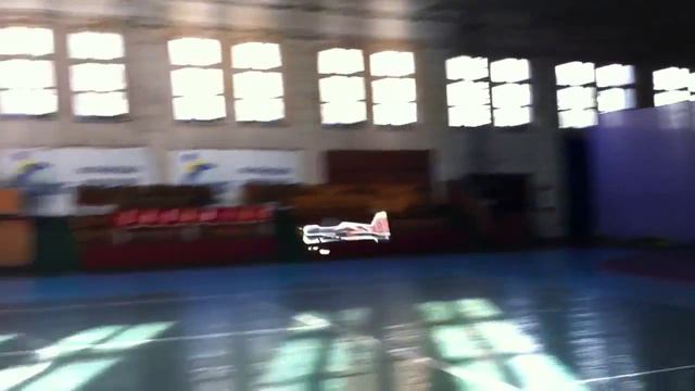 Самолет в спортзале